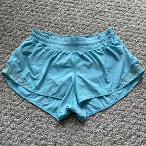Size 6 Lululemon Hotty hot shorts 2.5”
